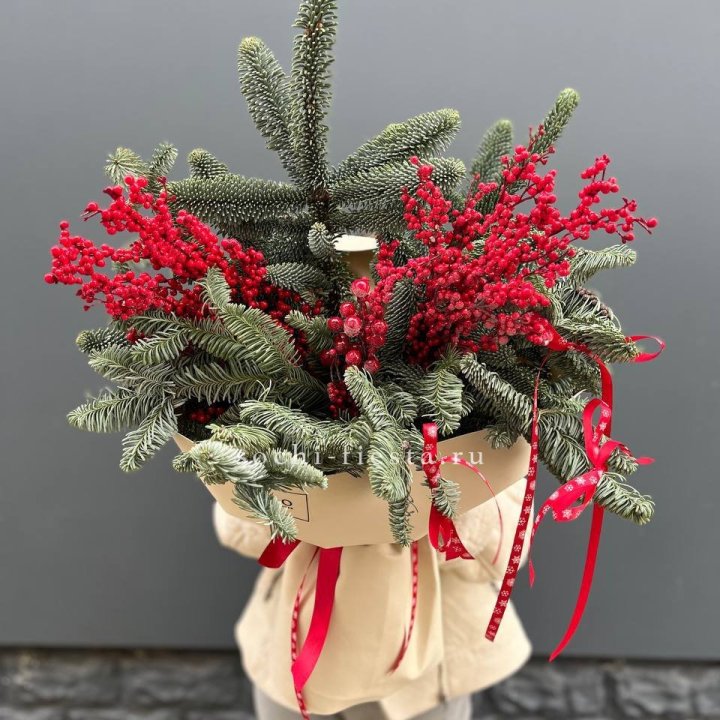 Букет нобилиса и ягод в Сочи