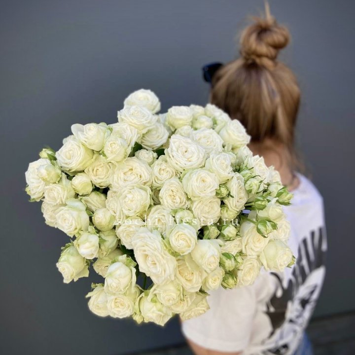 Охапка кустовых роз бомбастик  в Сочи