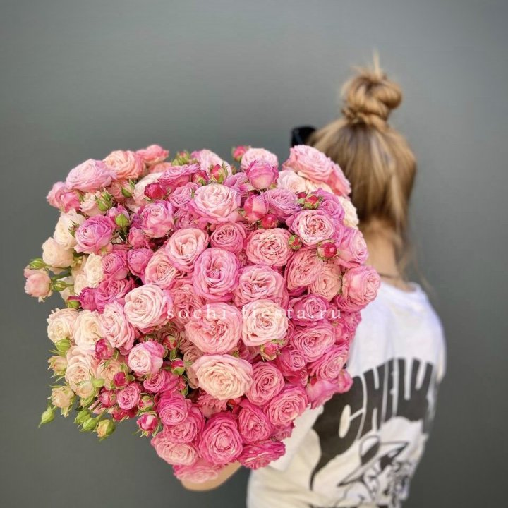 Охапка кустовых роз бомбастик пинк в Сочи