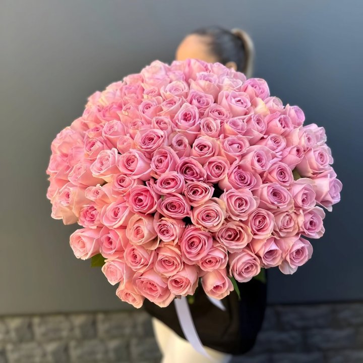 Охапка из 101 розовой розы в Сочи