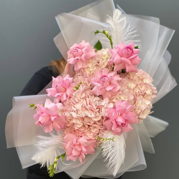  Букет  из гортензий и розовых роз в Сочи