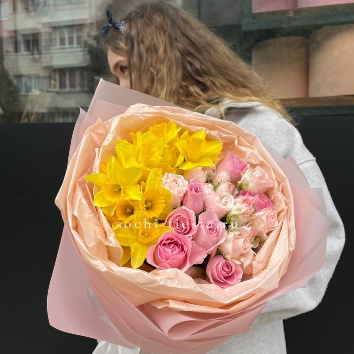 Букет роз и нарциссов в Сочи