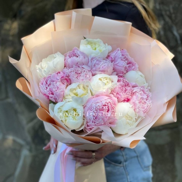 Букет 15 зефирных пионов в Сочи