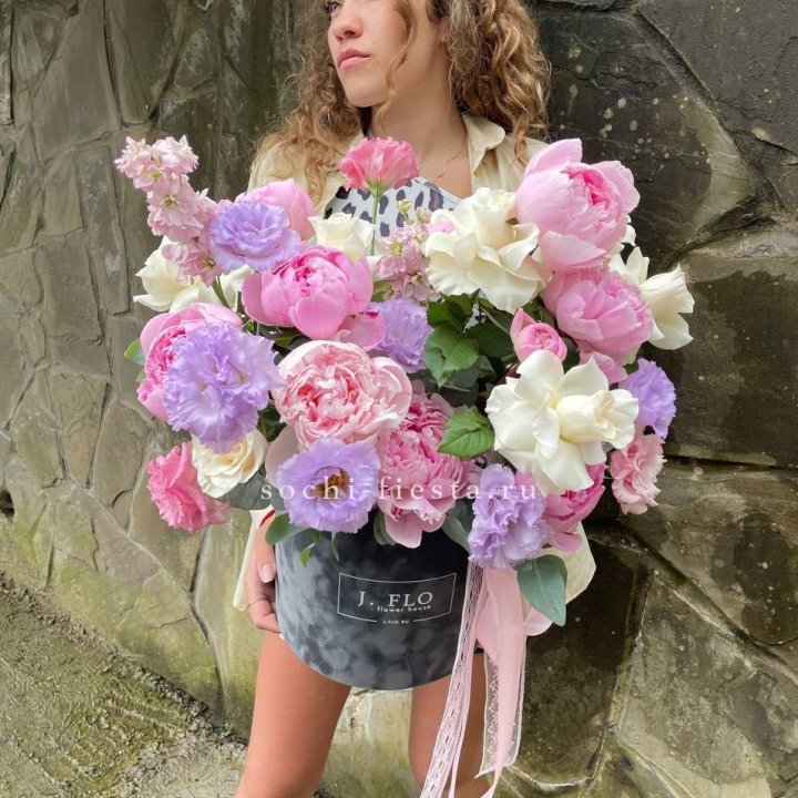 Дизайнерский цилиндр с пионами в Сочи