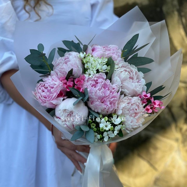 7 зефирных пионов с эвкалиптом в Сочи