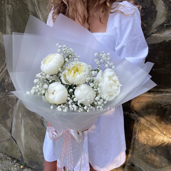 Букет белых пионов "Файв" в Сочи