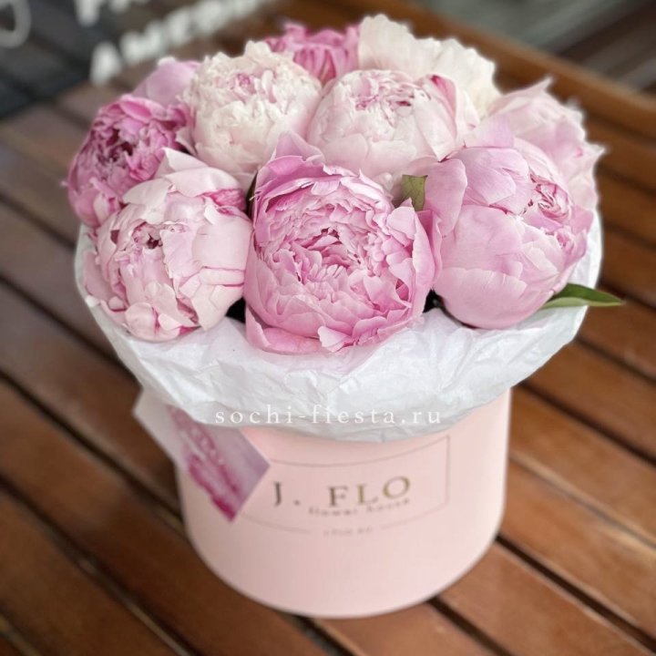 Цилиндр с пионами "Лилу" в Сочи