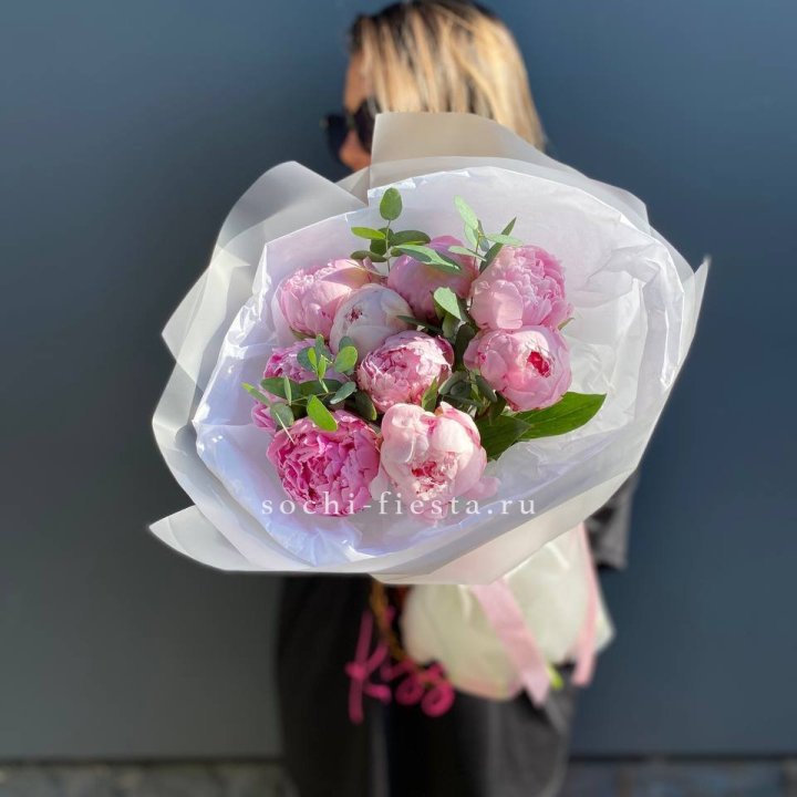 9 пионов с эвкалиптом в Сочи