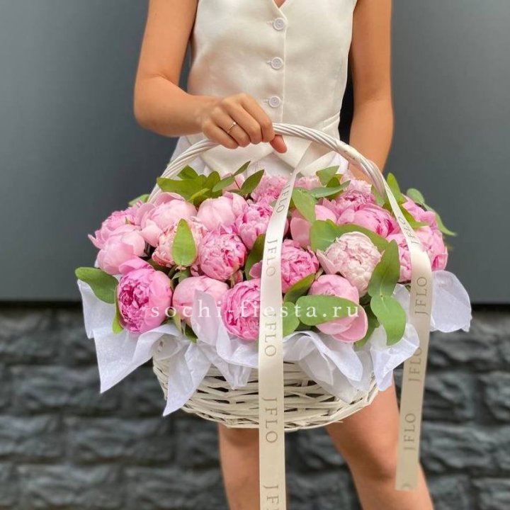 29 пионов в корзине в Сочи