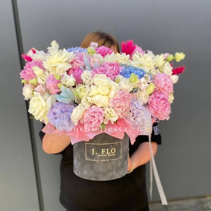 Цилиндр с пионами "Аса" в Сочи