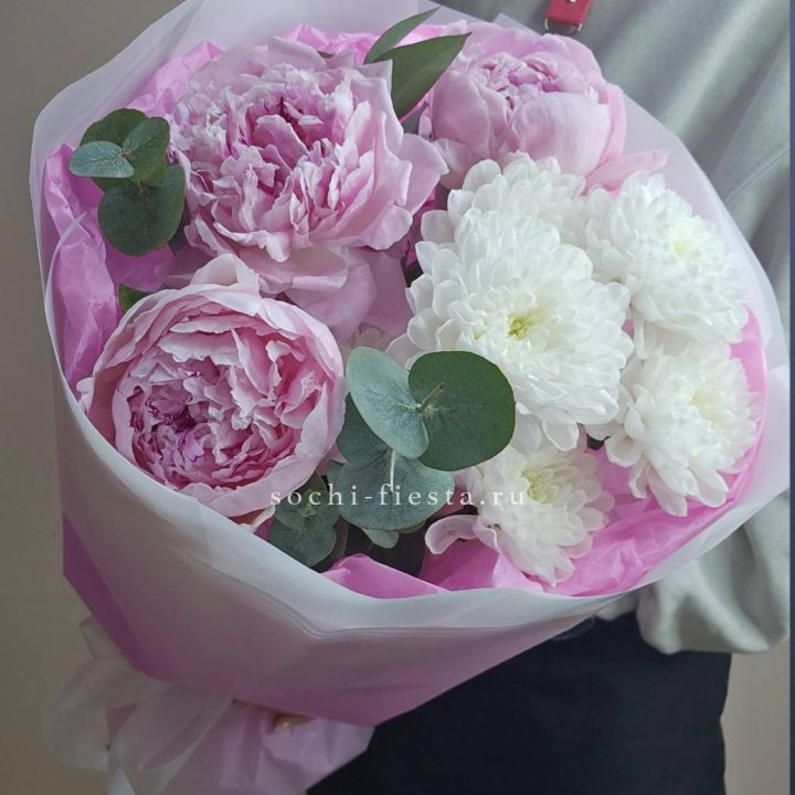  Букет комплимент с пионами в Сочи