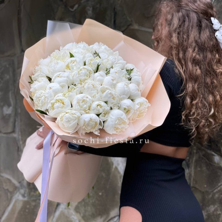 35 белых пион в Сочи