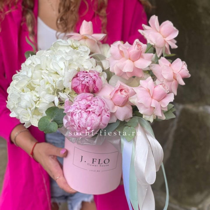 Цилиндр с пионами "Алисия" в Сочи