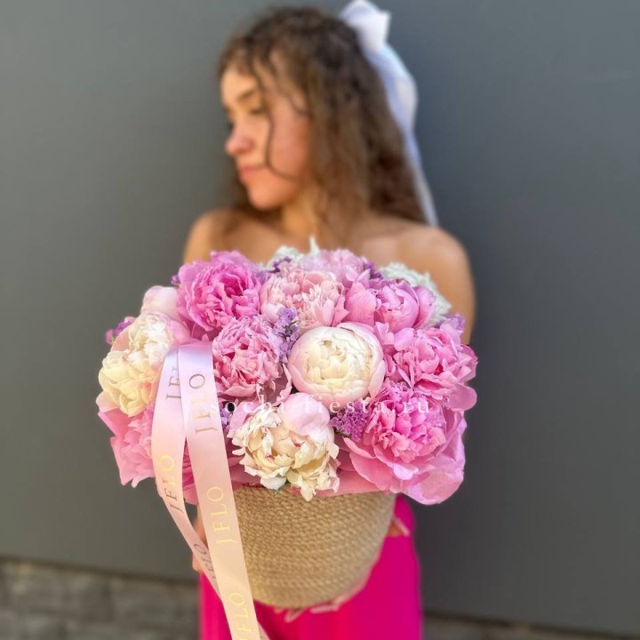 15 пионов в джутовом кашпо в Сочи