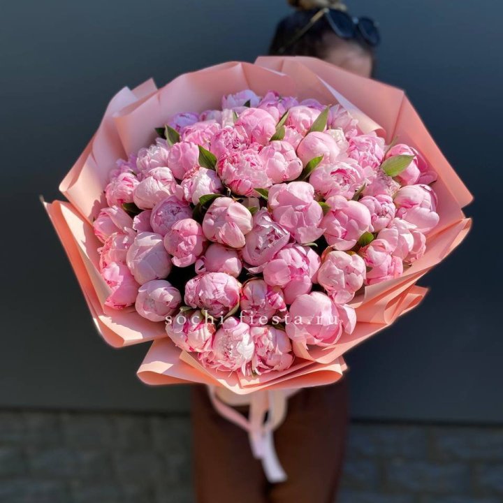 Нежный букет 51 пионов  в Сочи