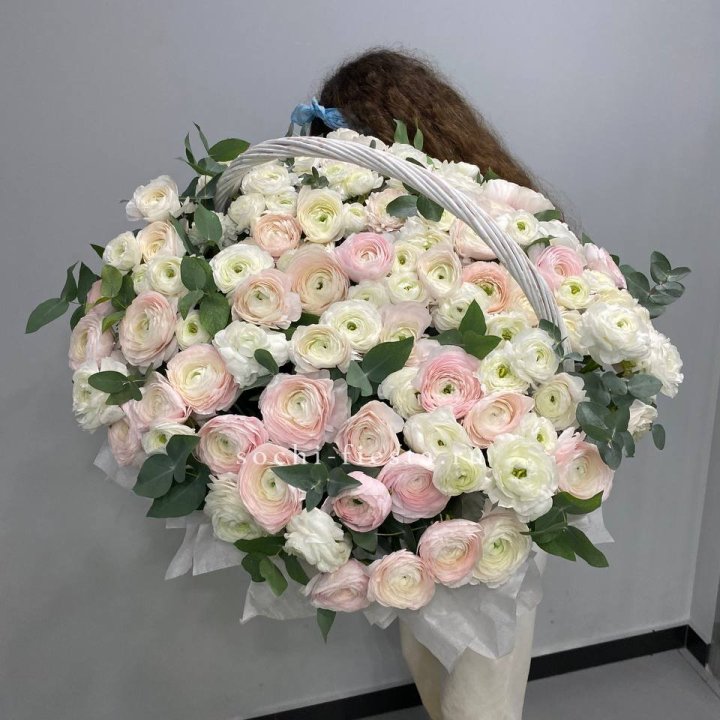 Ранункулюсы в корзине в Сочи