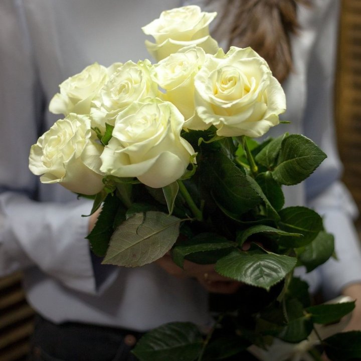 7 белых роз в Сочи