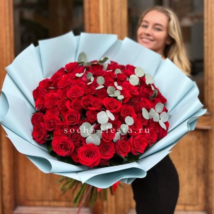 101 красная роза с эвкалиптом в Сочи