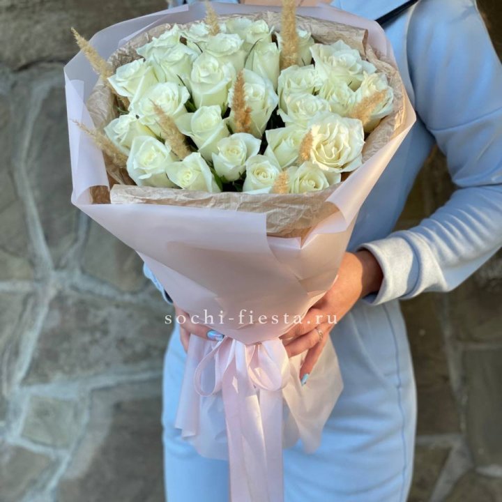 25 белых роз с сухоцветами в Сочи