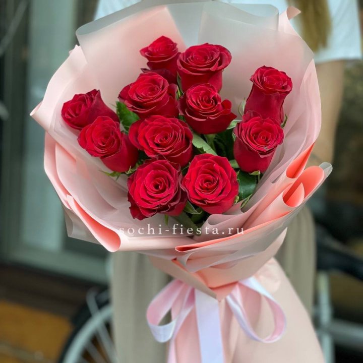 Букет красных роз "Мадам ред" в Сочи