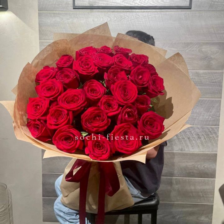 37 красных роз в крафте в Сочи