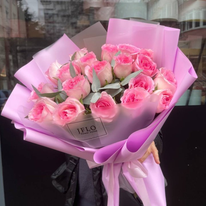  19 розовых роз в Сочи