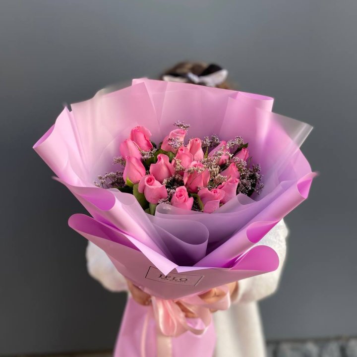 15 розовых роз с лимониумом с доставкой в Сочи