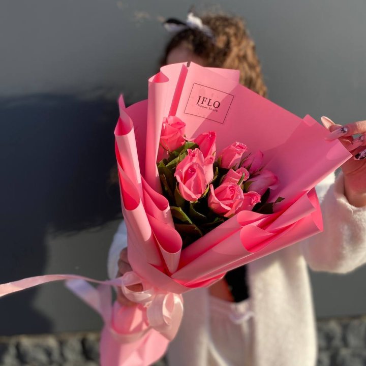 11 розовых роз с доставкой в Сочи