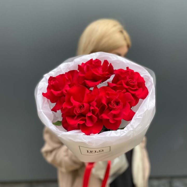 5 французских красных роз в Сочи