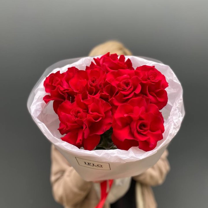 7 красных французских роз в Сочи