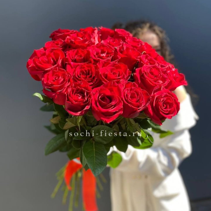 25 высоких красных роз в Сочи