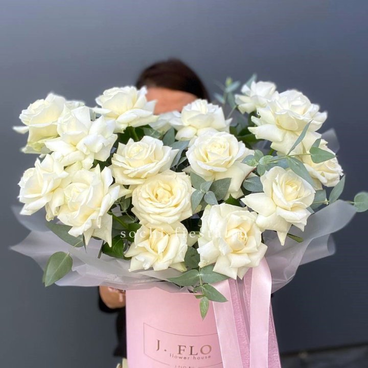 17 Французских белых роз в боксе в Сочи