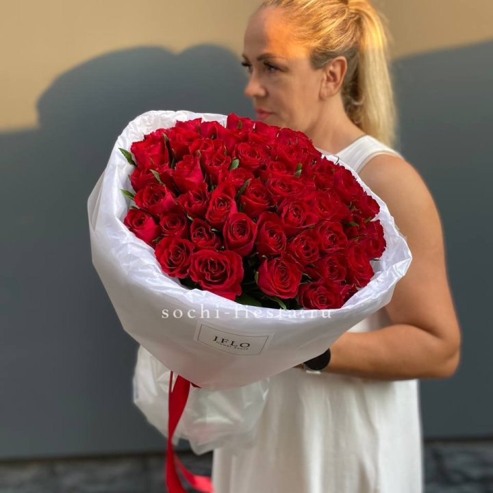 51 роза Madam Red в нежном оформлении с доставкой в Сочи