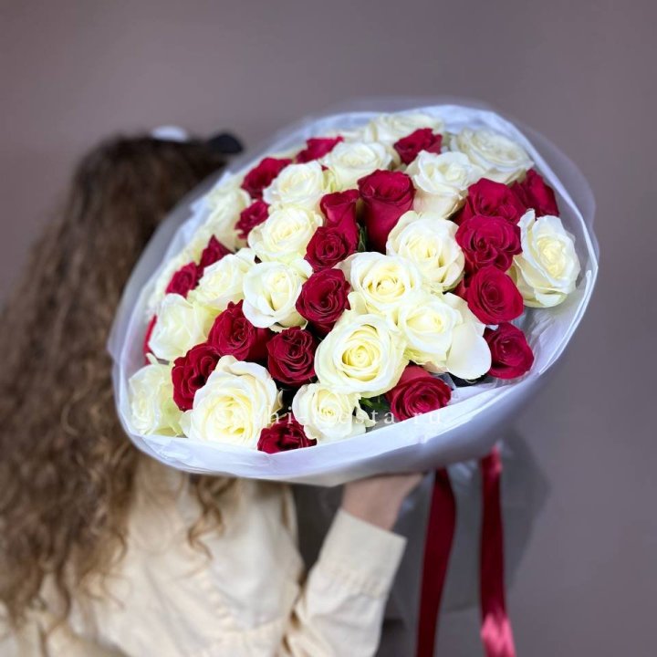 Букет из красных белых 45 роз в Сочи