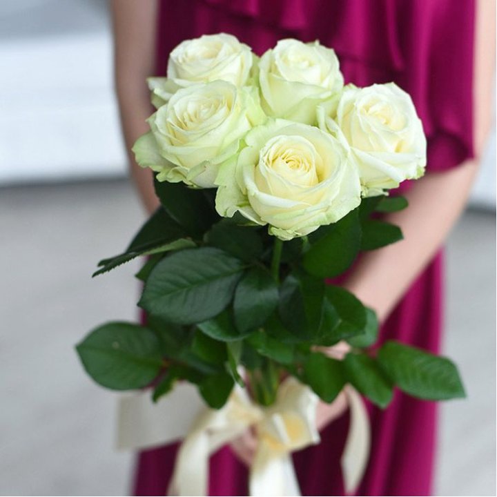 5 белых роз в Сочи