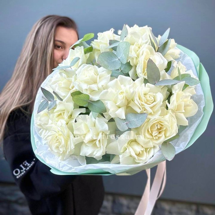 19 Белых французских роз "Ноте бьянке" в Сочи