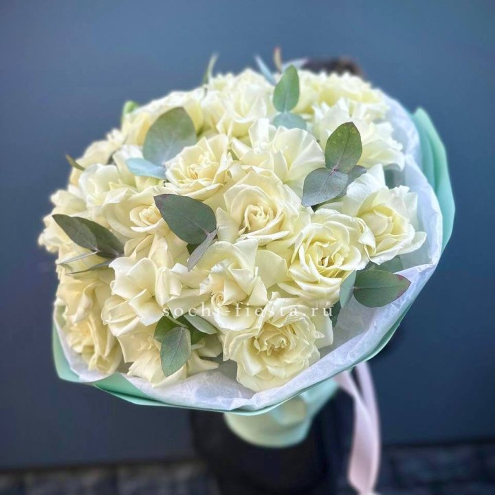 25 Белых французских роз "Ноте бьянка" в Сочи