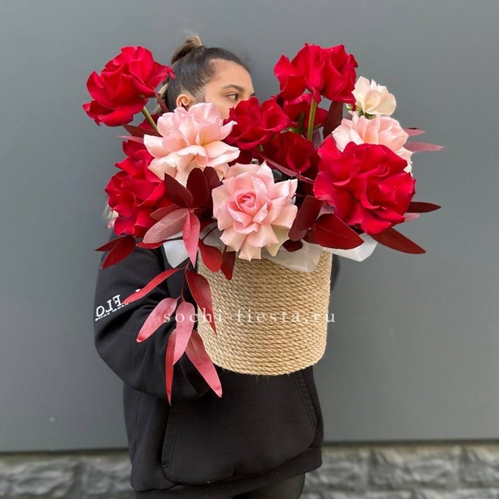 15 Французских роз в джутовом кашпо в Сочи