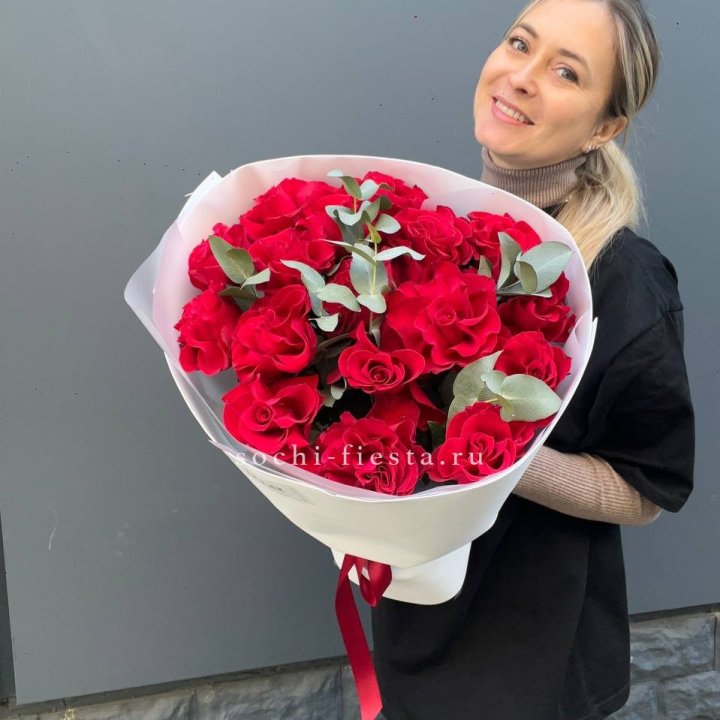 17 Красных французских роз в Сочи