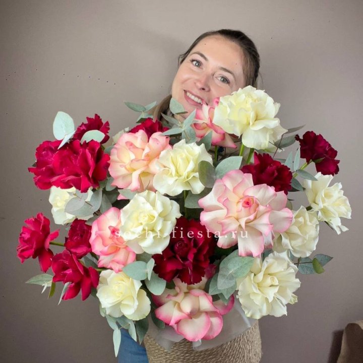 35 французских роз микс в джутовом боксе в Сочи