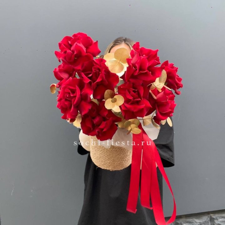 Красные французские розы в джутовом кашпо в Сочи