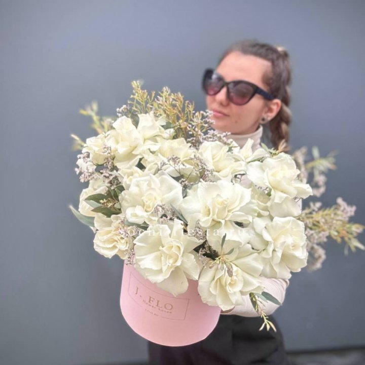 17 Французских белых роз в коробке Афина в Сочи