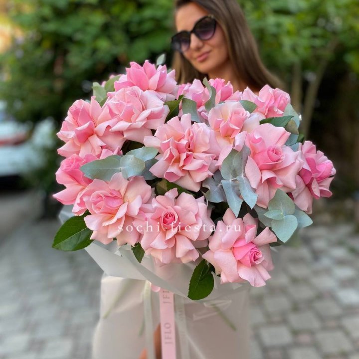 17 Розовых  французских роз в Сочи