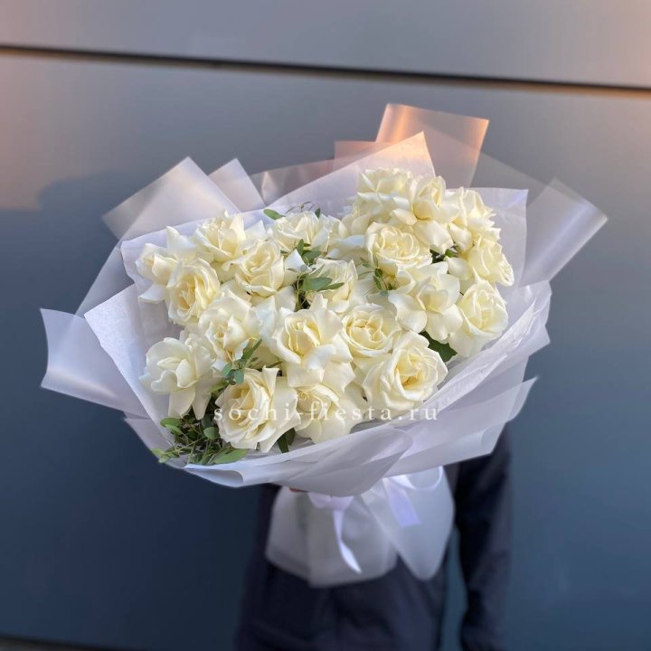 Пышный букет из белых роз в Сочи