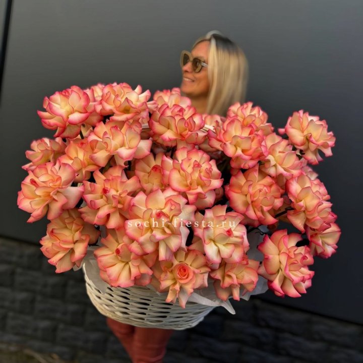 45 французских роз Джумилия в корзине с доставкой в Сочи