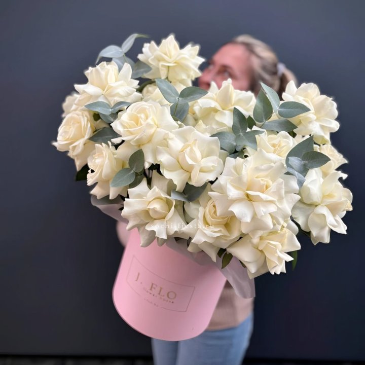 25 Французских белых роз в боксе в Сочи