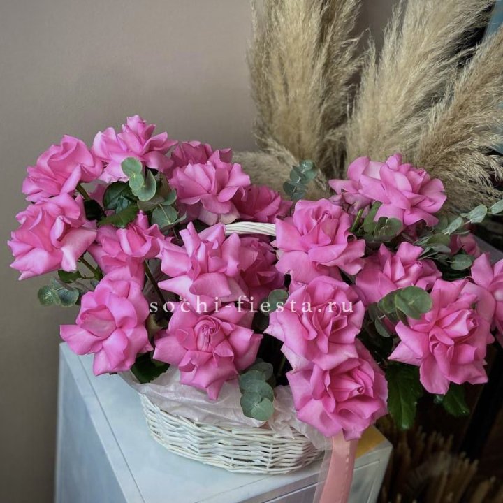 25 роз в цветочной корзине Пинк в Сочи