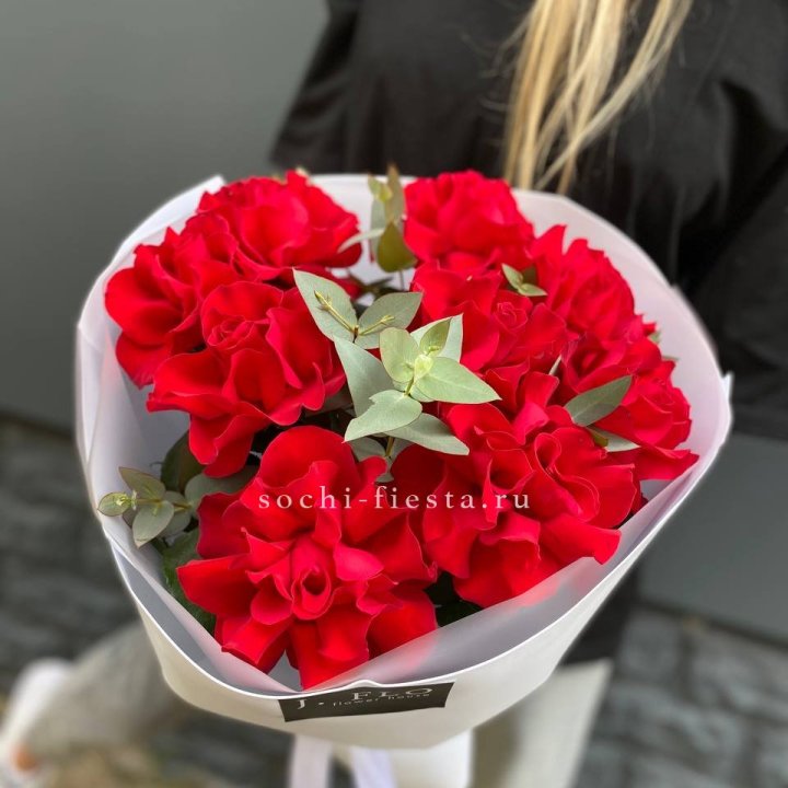9 Красных французских роз с доставкой в Сочи