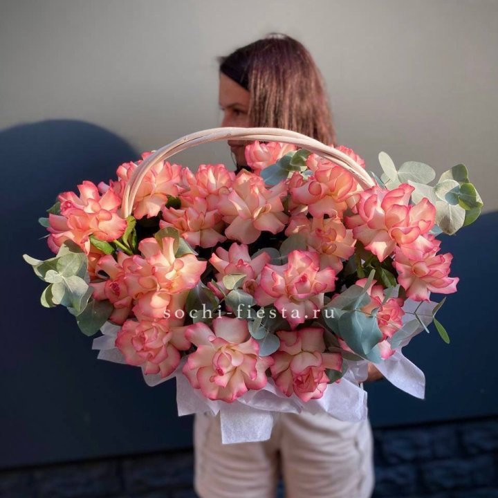 25 Французских роз Джумилия в корзине в Сочи