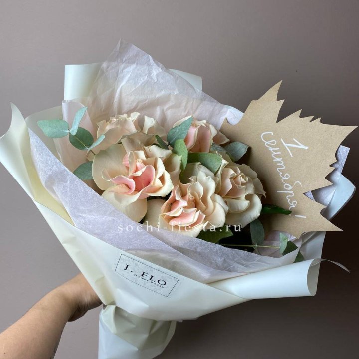 Букет кремовых роз к дню знаний в Сочи